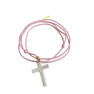 Bracelet-triplette-avec-croix-latine-en-porcelaine-blanche-cordon-couleur-rose-bonbon