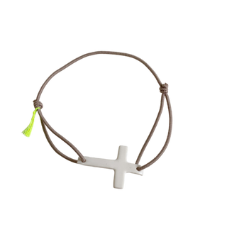 Bracelet-avec-croix-latine-en-porcelaine-blanche-cordon-couleur-taupe