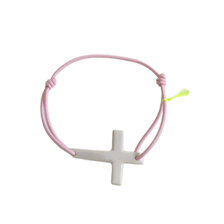 Bracelet-avec-croix-latine-en-porcelaine-blanche-cordon-couleur-rose-bonbon