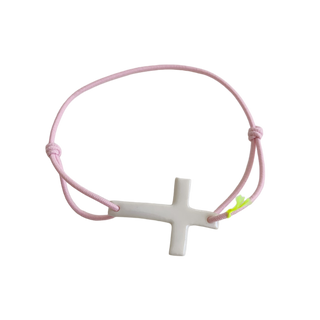 Bracelet-avec-croix-latine-en-porcelaine-blanche-cordon-couleur-rose-bonbon