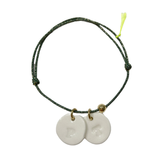 Bracelet Essentiel initiale - Grandes lettres - 2 Porcelaines blanches - Vert irisé