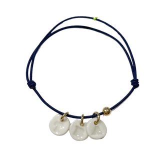 Bracelet Essentiel initiale - Petites lettres - 3 porcelaines blanches - Bleu marine