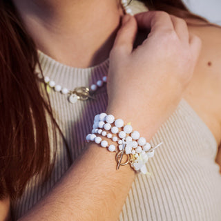 Bracelet Divine 8mm - Porcelaine blanche au choix - Coquillage blanc et perles or rose